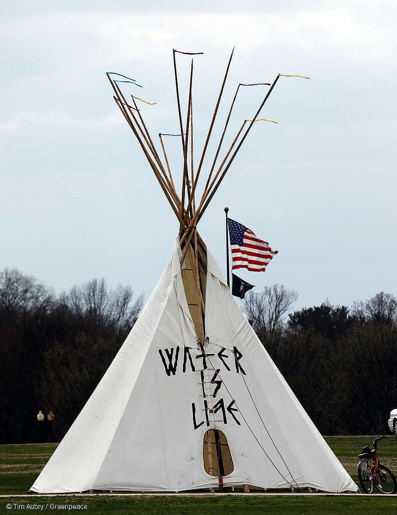 Fotografía de un Teepee cerca de la Casa Blanca en Washington D.C. como parte de una acción en solidaridad con los pueblos indígenas. En él se lee "El agua es vida". Fotografía de un Teepee cerca de la Casa Blanca en Washington D.C. como parte de una acción en solidaridad con los pueblos indígenas. En él se lee "El agua es vida".