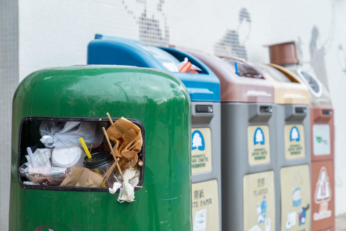 Fotografía de una serie de botes para basura para reciclaje y correcta separación de residuos.