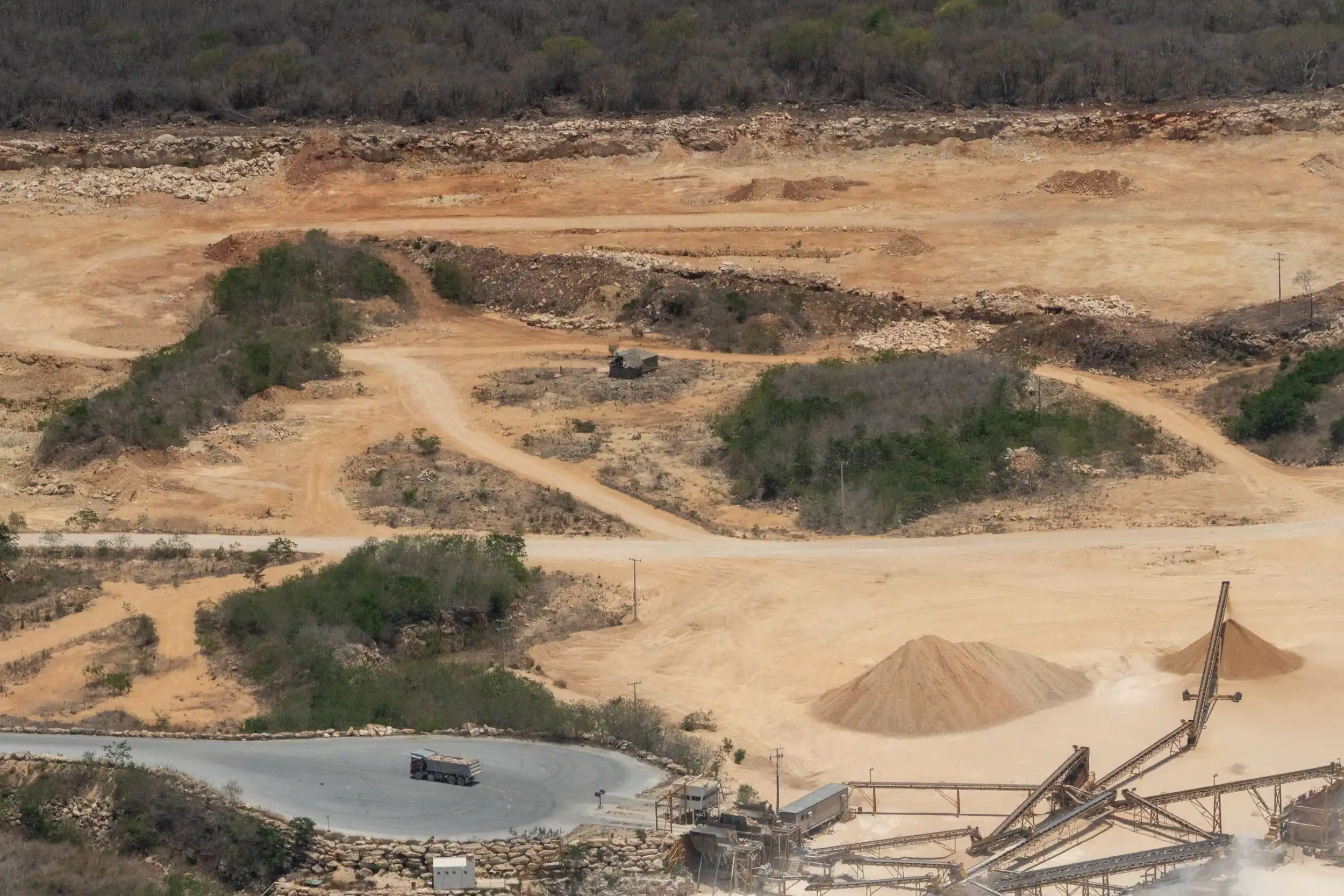 Fotografía aérea de sascabera en la selva maya.