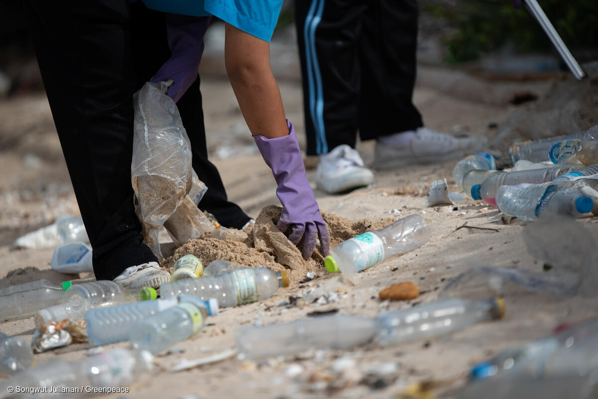 Una persona recoge basura encontrada en la playa de Sai Kaew, en la provincia de Chonburi.