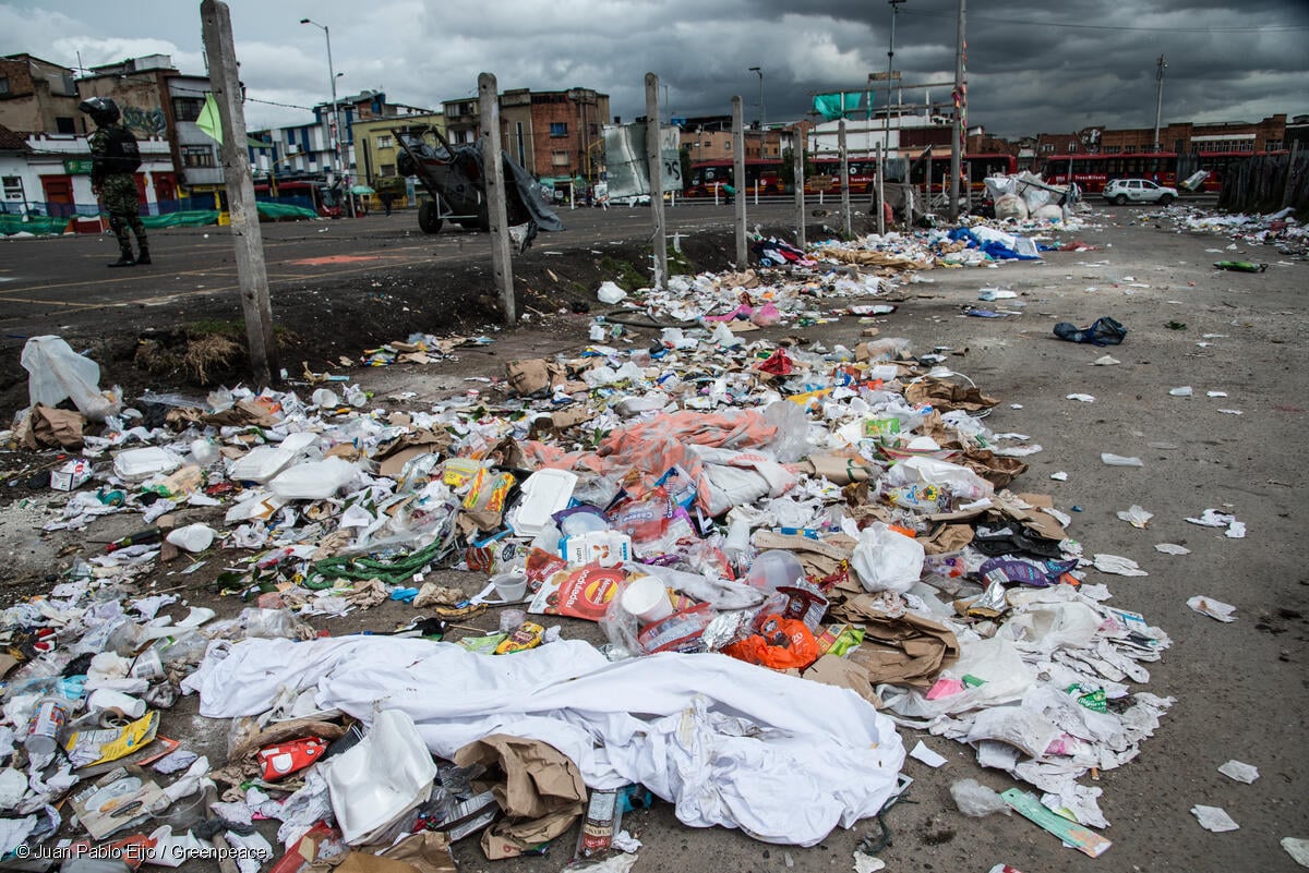 Fotografía de basura y plásticos en el suelo, evidenciando la mala gestión de residuos.