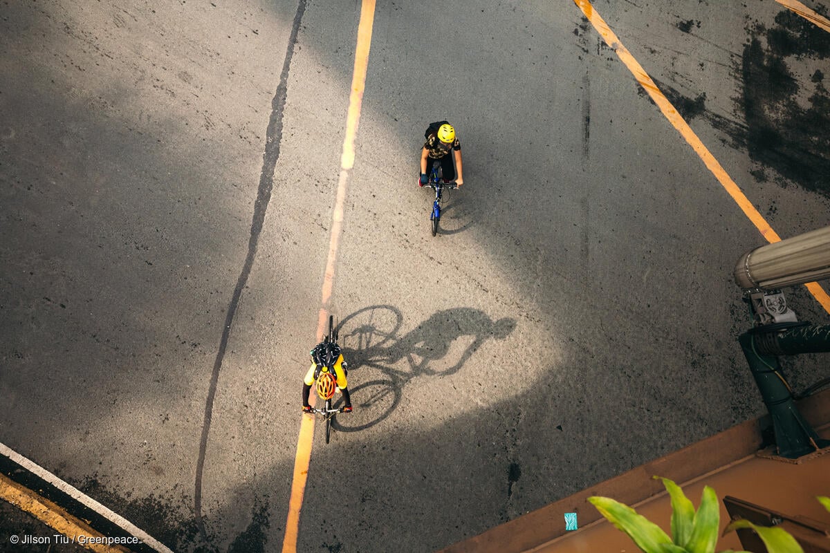 Fotografía aérea donde se observan dos personas moviéndose en bici.