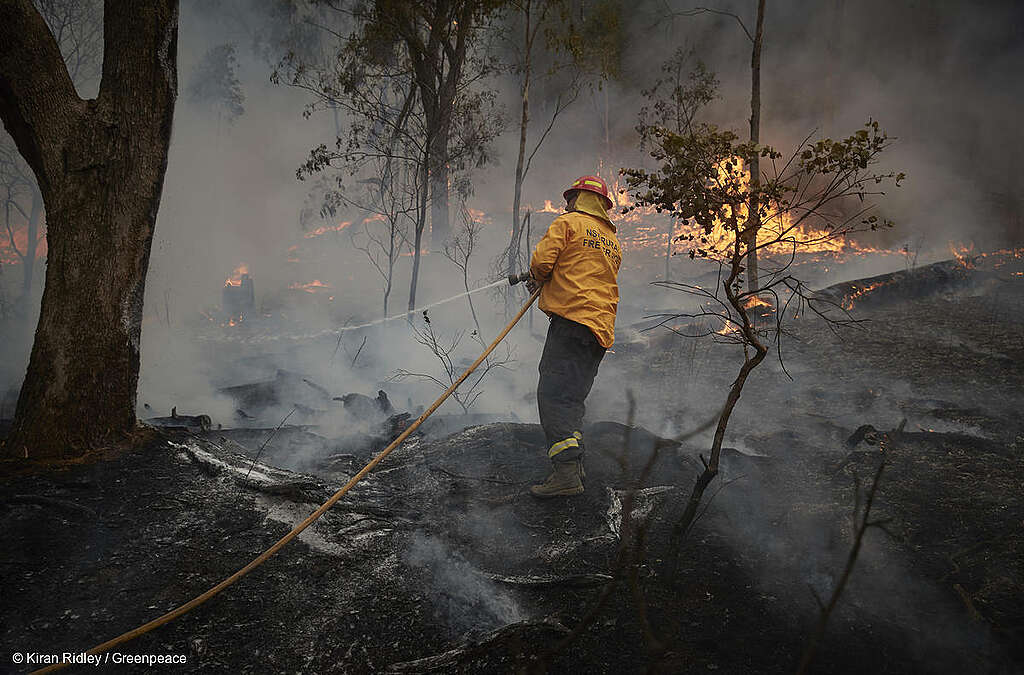 Fotografía de un bombero voluntario del Servicio Rural de Bomberos, combatiendo un incendio en Australia.
