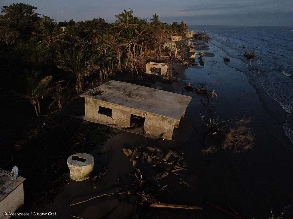 Fotografía de restos de casas de la Comunidad El Bosque, Tabasco, que muestra las consecuencias del cambio climático.