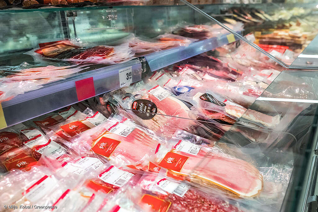 Fotografía de un pasillo de refrigeradores con carne empaquetada para consumo.