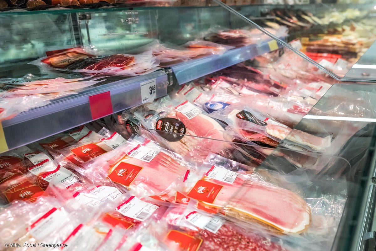 Fotografía de un pasillo de refrigeradores con carne empaquetada para consumo.