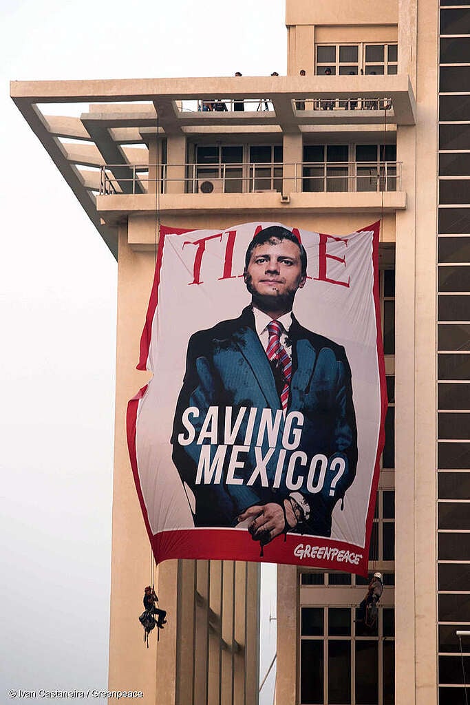 Activistas despliegan una manta gigante en la torre de PEMEX en Veracruz, en la que se puede ver al presidente de México Enrique Peña Nieto y se lee "¿Salvando a México?". Activistas despliegan una manta gigante en la torre de PEMEX en Veracruz, en la que se puede ver al presidente de México Enrique Peña Nieto y se lee "¿Salvando a México?".