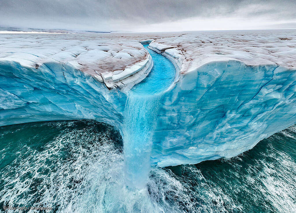 Fotografía de un glaciar ártico derritiéndose en las frías aguas de Svalbard. Fotografía de un glaciar ártico derritiéndose en las frías aguas de Svalbard.