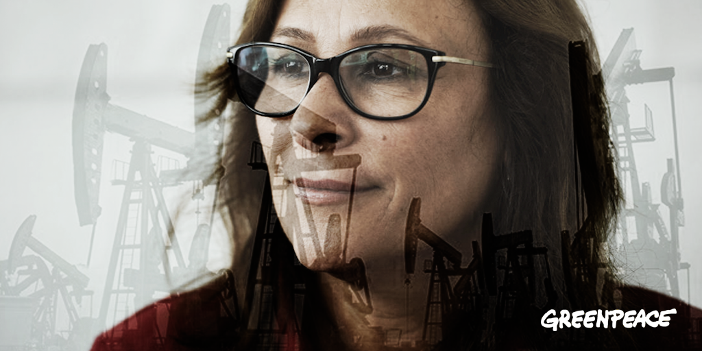 Edit de una mujer sobrepuesta entre maquinaria extractivista.