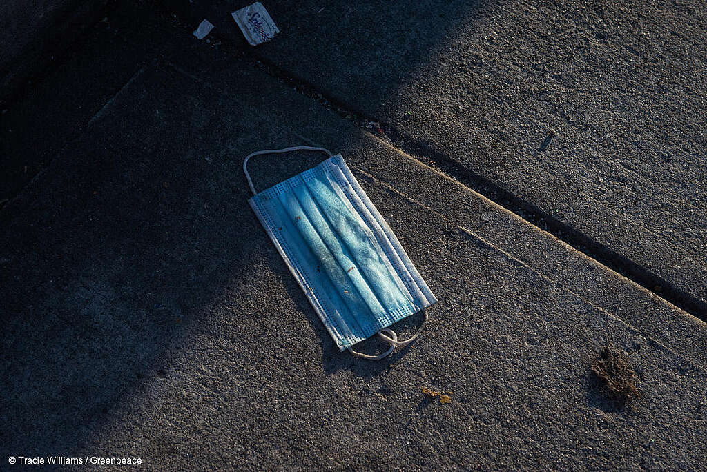 Fotografía de un cubrebocas tirado en la calle. Fotografía de un cubrebocas tirado en la calle.