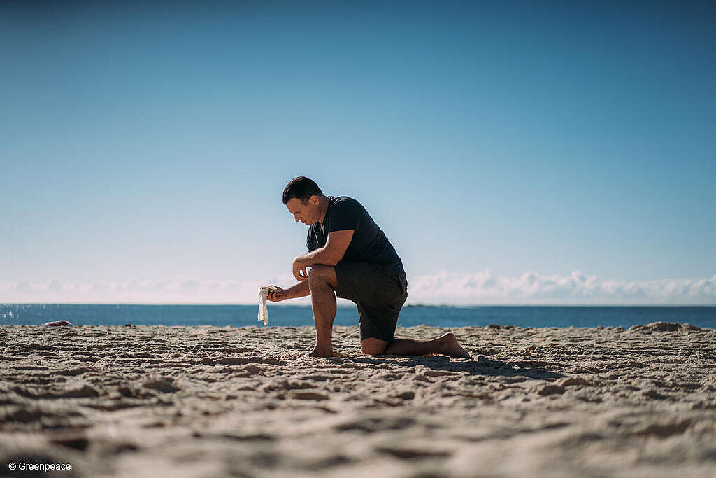 Victor Pineiro, nadador oceánico de larga distancia en Australia, recoge basura plástica en la playa de Coogee, Sídney.