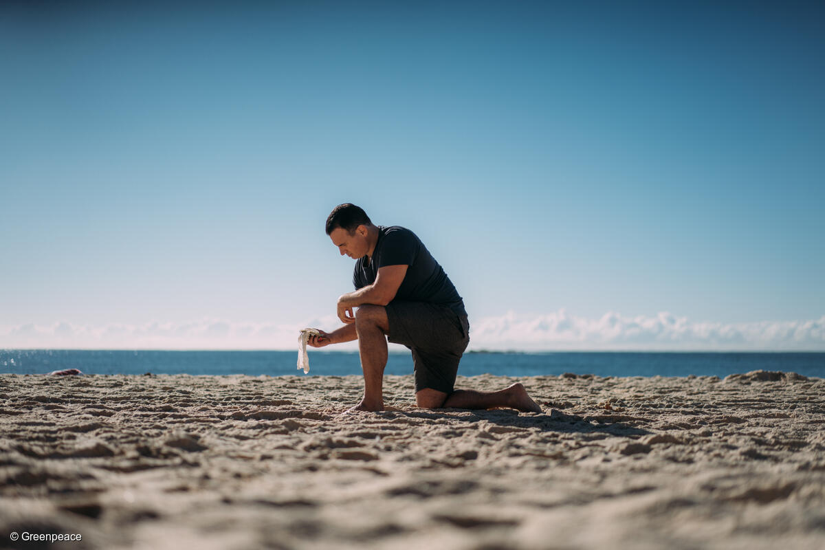 Victor Pineiro, nadador oceánico de larga distancia en Australia, recoge basura plástica en la playa de Coogee, Sídney.