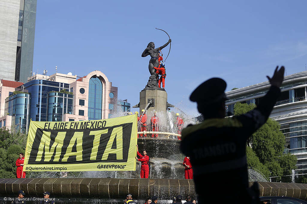 Activistas colocaron una mascarilla y un tanque de oxígeno en la estatua de Diana Cazadora en la Ciudad de México con el mensaje “El aire en México MATA” para exigir aire limpio y transporte público limpio para todo el país.