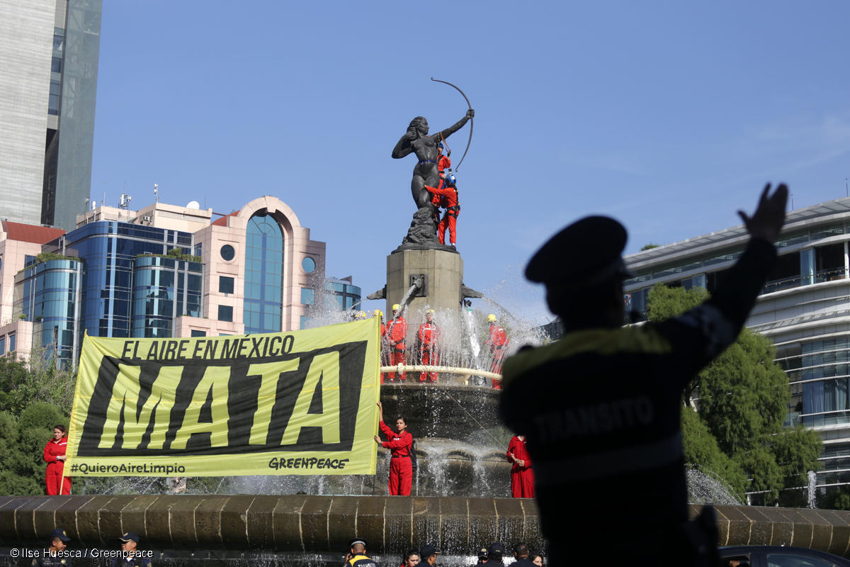 Activistas colocaron una mascarilla y un tanque de oxígeno en la estatua de Diana Cazadora en la Ciudad de México con el mensaje “El aire en México MATA” para exigir aire limpio y transporte público limpio para todo el país.