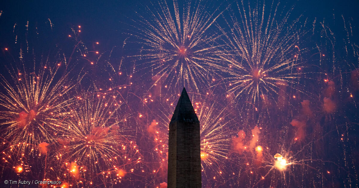 Fotografía de un cielo iluminado por la luz de fuegos artificiales.