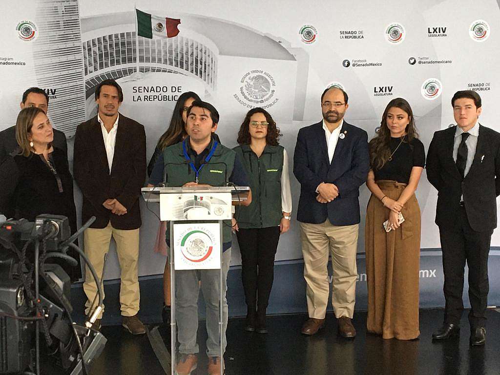 Fotografía de un grupo de personas en una tarima presentando propuesta ciudadana contra plásticos.