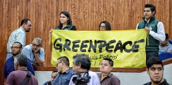 Fotografía de activistas de Greenpeace México en San Luis Potosí, sostienen una manta en la que se lee "Greenpeace".