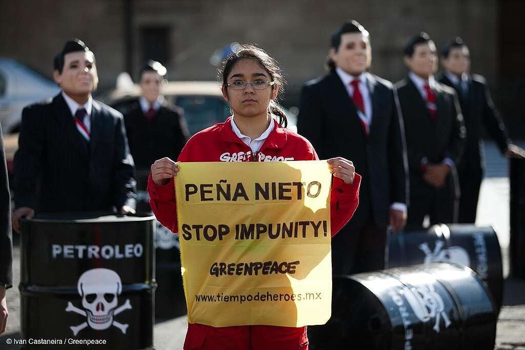 Activistas de Greenpeace México portan máscaras que imitan al presidente de México, Enrique Peña Nieto, y escenifican escenas de desastre ambiental; sostienen una pancarta que dice: "Peña Nieto destruye a México. Alto a la impunidad". Activistas de Greenpeace México portan máscaras que imitan al presidente de México, Enrique Peña Nieto, y escenifican escenas de desastre ambiental; sostienen una pancarta que dice: "Peña Nieto destruye a México. Alto a la impunidad".