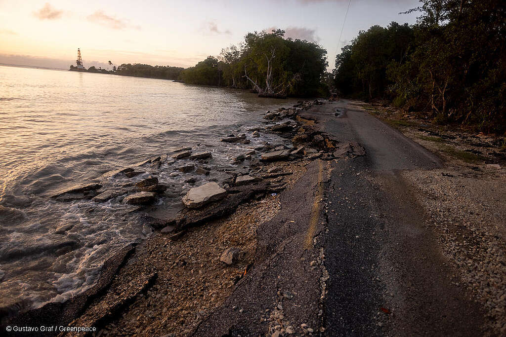 Fotografía del mar alcanzando la carretera, mostrando el impacto de la erosión costera como consecuencia del cambio climático. Fotografía del mar alcanzando la carretera, mostrando el impacto de la erosión costera como consecuencia del cambio climático.