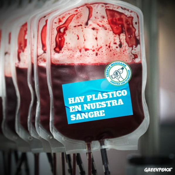 Bolsa de sangre con leyenda "Hay microplásticos en la sangre"