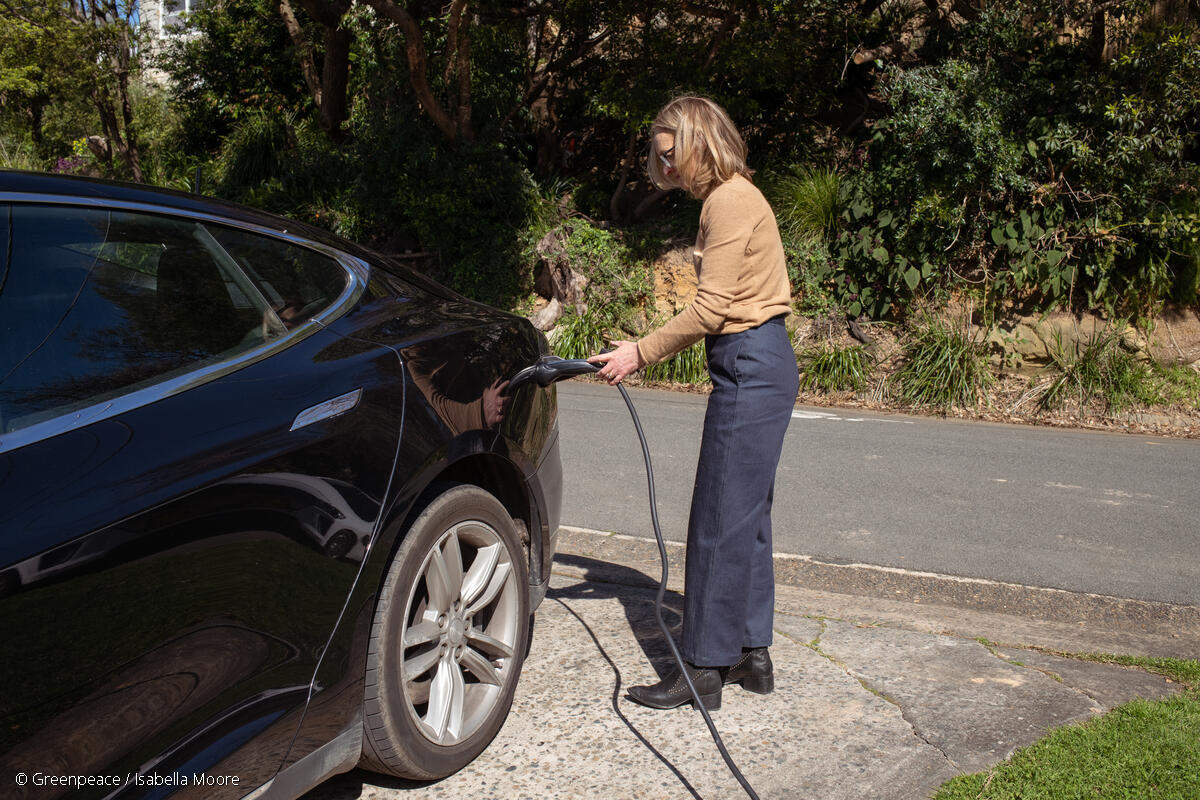Sally con su vehículo eléctrico (VE) en Sídney