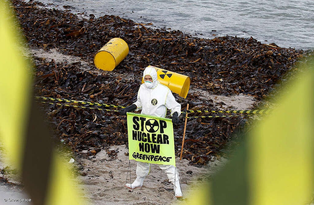 Activista de Greenpeace, con equipo de protección, en simulacro de desastre de contaminación nuclear en la playa de Sea Point. Activista de Greenpeace, con equipo de protección, en simulacro de desastre de contaminación nuclear en la playa de Sea Point.