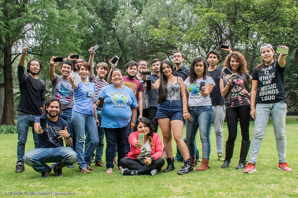 Fotografía d eun grupo de voluntarios y voluntarias de Greenpeace México durante un taller de reparación de Smartphones. Fotografía d eun grupo de voluntarios y voluntarias de Greenpeace México durante un taller de reparación de Smartphones.