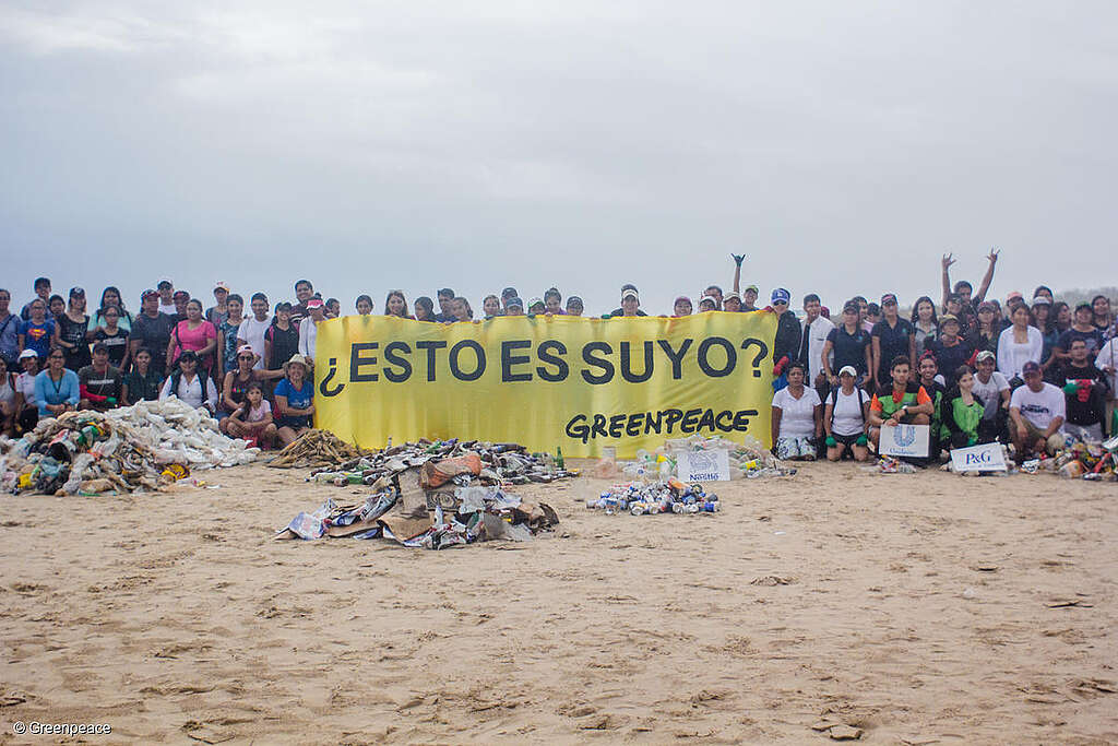 Fotografía del voluntariado de Greenpeace México durante una auditoría de marca; sostienen una manta en la que se lee el mensaje: ¿Esto es suyo? Fotografía del voluntariado de Greenpeace México durante una auditoría de marca; sostienen una manta en la que se lee el mensaje: ¿Esto es suyo?