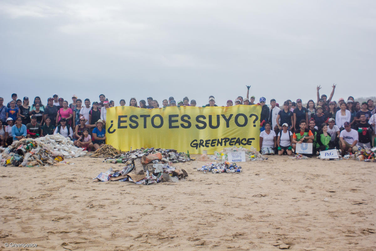 Fotografía del voluntariado de Greenpeace México durante una auditoría de marca; sostienen una manta en la que se lee el mensaje: ¿Esto es suyo?