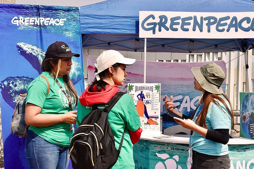 Fotografía de 3 personas conversando en un "Punto azul" de Greenpeace México. Fotografía de 3 personas conversando en un "Punto azul" de Greenpeace México.
