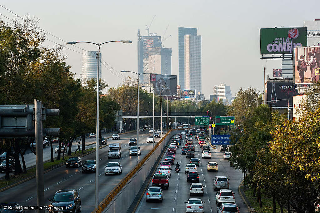 Fotografía de la hora pico en la Ciudad de México.