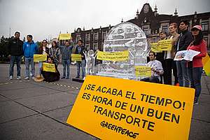 Fotografía de acción por un mejor transporte, se observa una escultura de hielo derritiéndose y el mensaje "Se acaba el tiempo: es hora de un bien transporte".