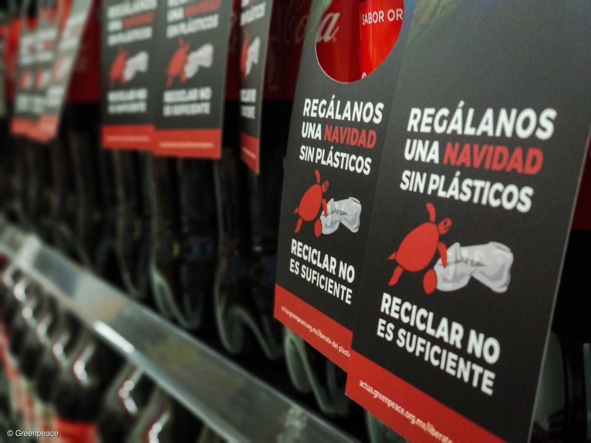 Fotografía de producto de Coca-Cola reetiquetados con la leyenda "Regálame una navidad sin plástico. Reciclar no es suficiente".