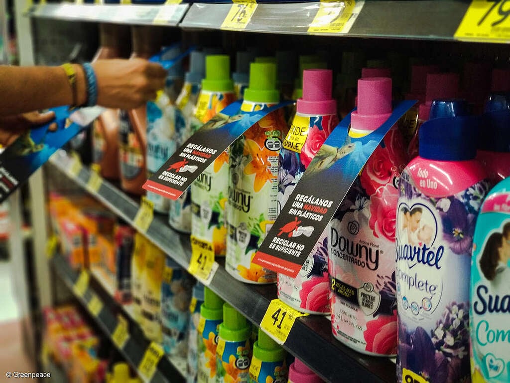 Productos de P&G reetiquetados para pedir una navidad sin plástico. Productos de P&G reetiquetados para pedir una navidad sin plástico.