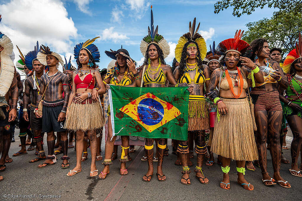 Fotografía de un grupo de mujeres indígenas durante una movilización en Brasil.