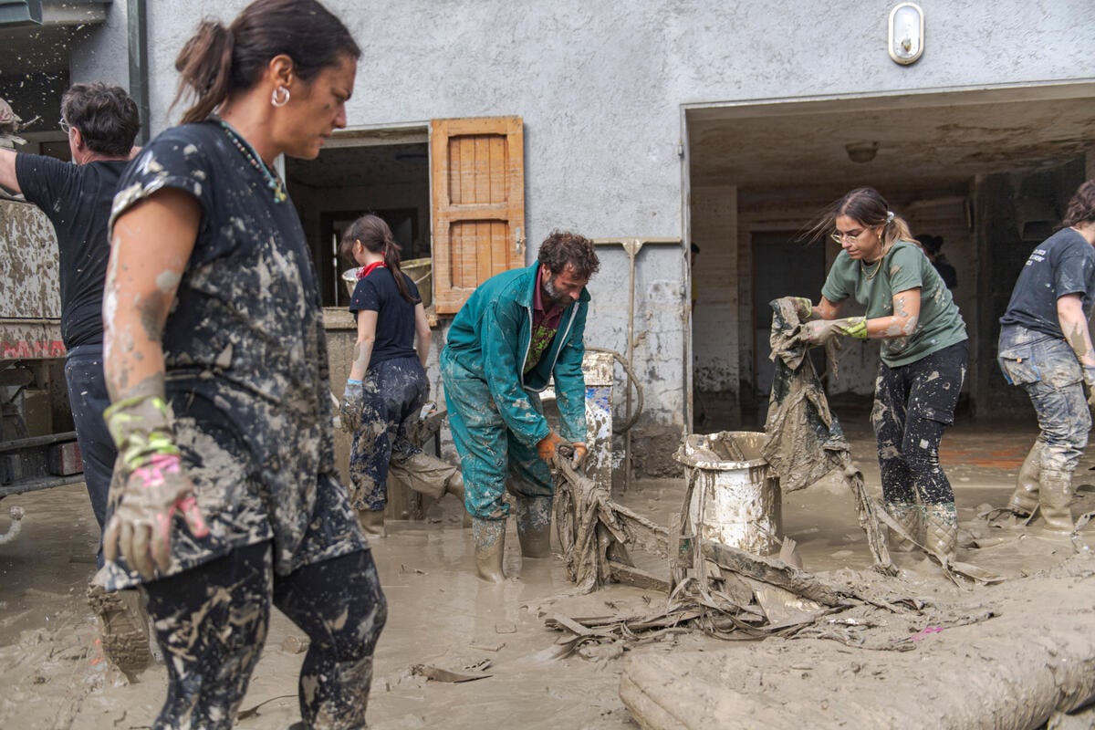 Volunteers Help the Flooded Community in Emilia Romagna, Italy. © Greenpeace / Michele Lapini Volunteers Help the Flooded Community in Emilia Romagna, Italy. © Greenpeace / Michele Lapini