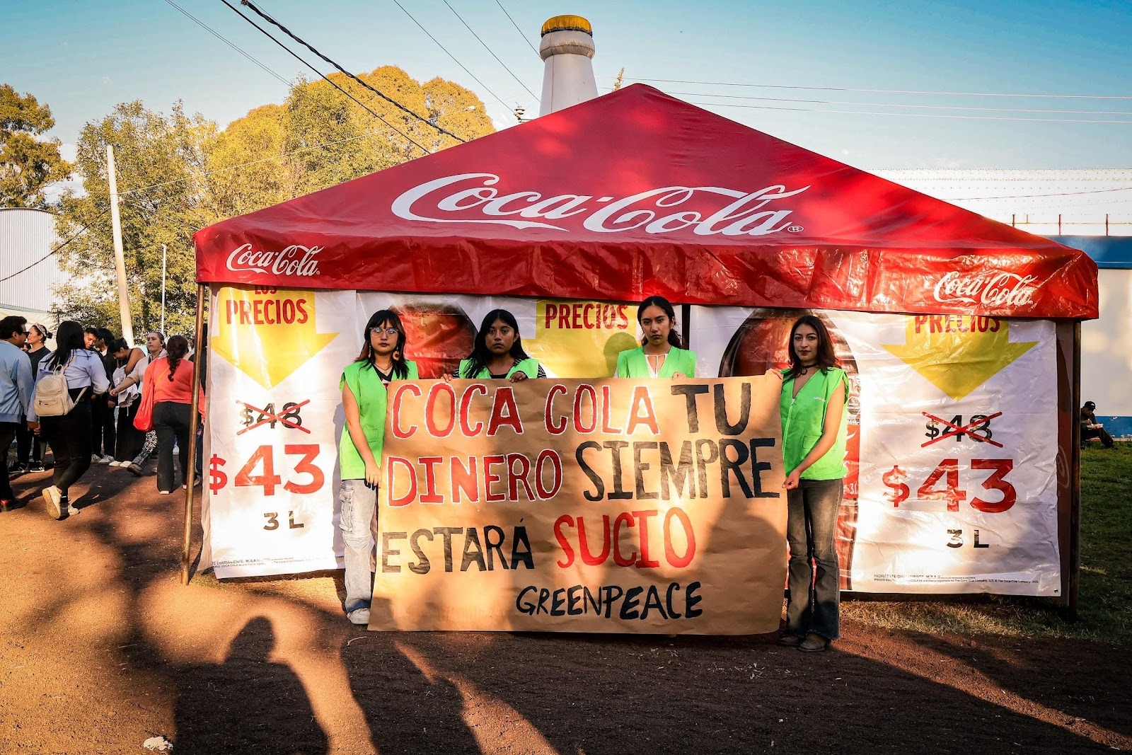 ¡Coca Cola , tu dinero siempre estará sucio! Y la gente lo sabe.