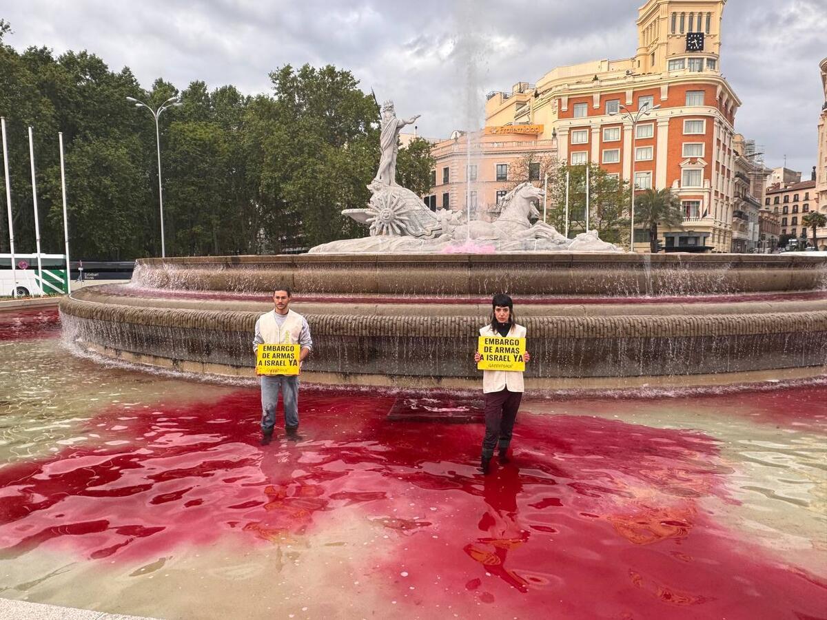 Fountains Dyed Blood Red in Support of Palestinians in Madrid. © Pedro Armestre / Greenpeace Fountains Dyed Blood Red in Support of Palestinians in Madrid. © Pedro Armestre / Greenpeace