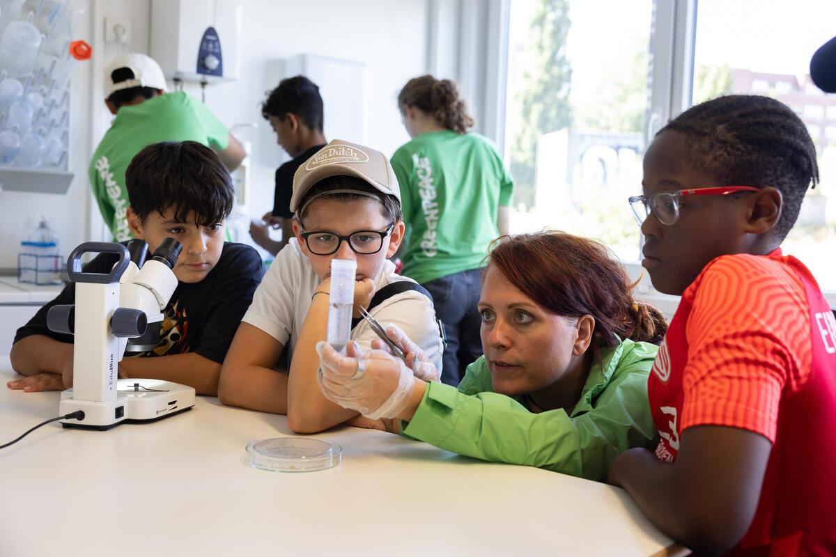 School Students Examine Water from the River Elbe. © Daniel Müller / Greenpeace School Students Examine Water from the River Elbe. © Daniel Müller / Greenpeace