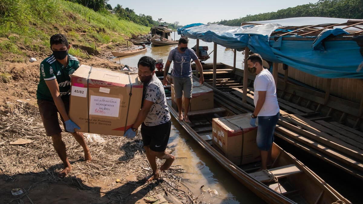 Wings of Emergency Project Delivers Donations in Remote Places in the Amazon in Brazil. © Valentina Ricardo / Greenpeace