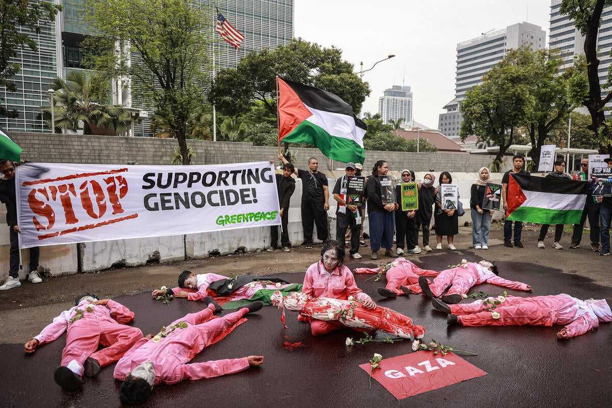 Peaceful Protest to “Stop Genocide, Peace Now” at US Embassy in Jakarta. © Dhemas Reviyanto / Greenpeace Peaceful Protest to “Stop Genocide, Peace Now” at US Embassy in Jakarta. © Dhemas Reviyanto / Greenpeace