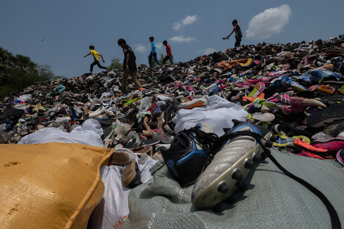 Fast Fashion Dumpsite in Sa Kaeo. © Wason Wanichakorn / Greenpeace