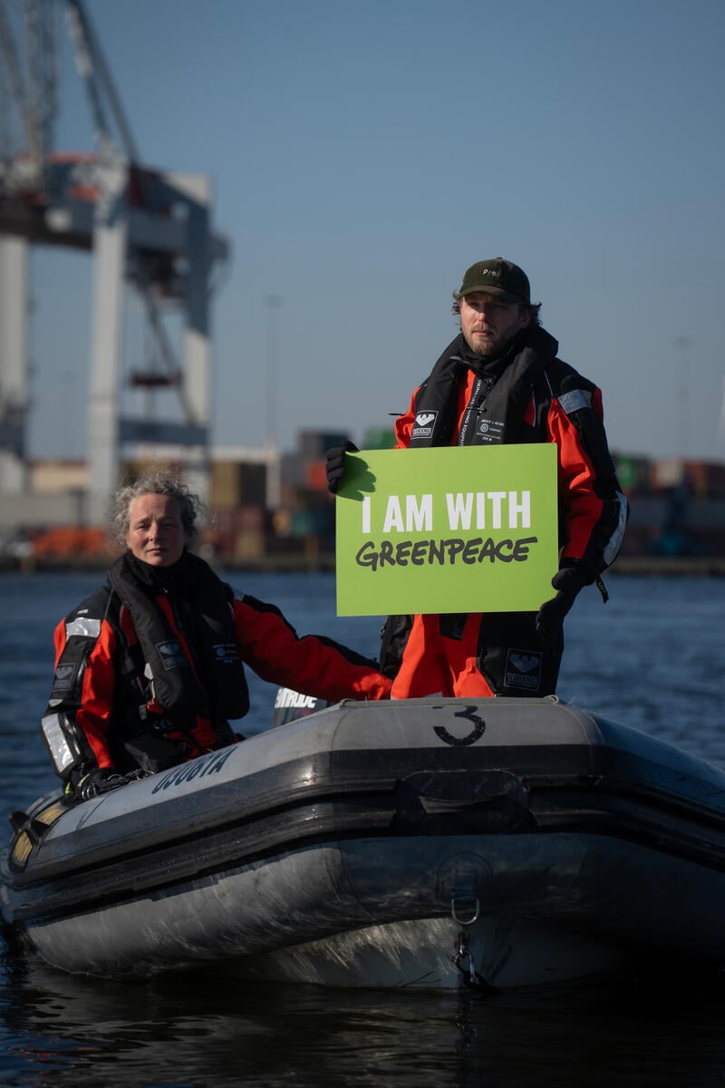 Activists Stand in Solidarity at ET's Subsidiary Sunoco in Amsterdam. © Gosse Bouma / Greenpeace