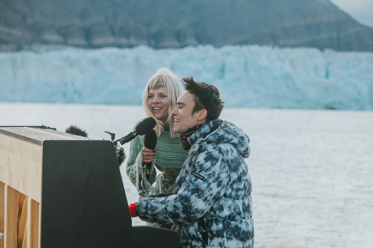 Jacob Collier & AURORA Performance in the Arctic. © Bianca Vitale / Greenpeace