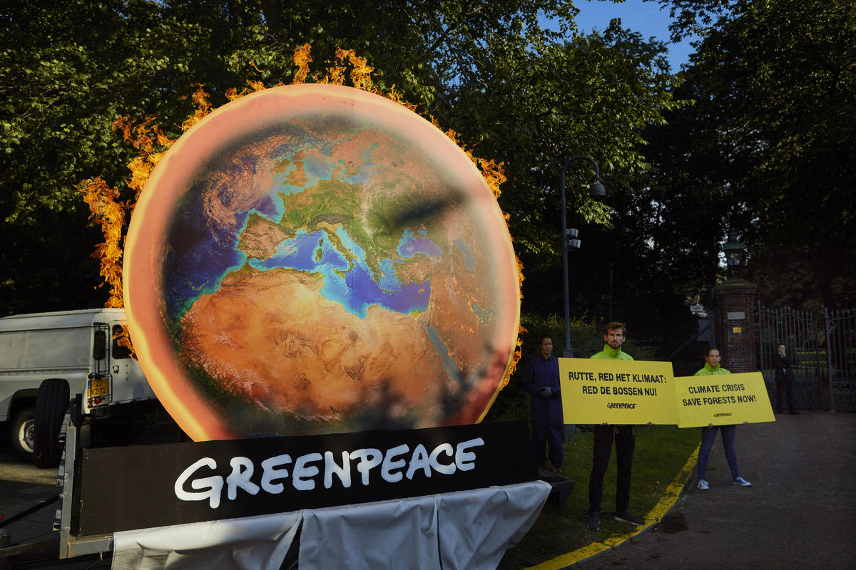 Forest Action with Burning Globe at the Catshuis, The Hague. © Pierre Crom / Greenpeace