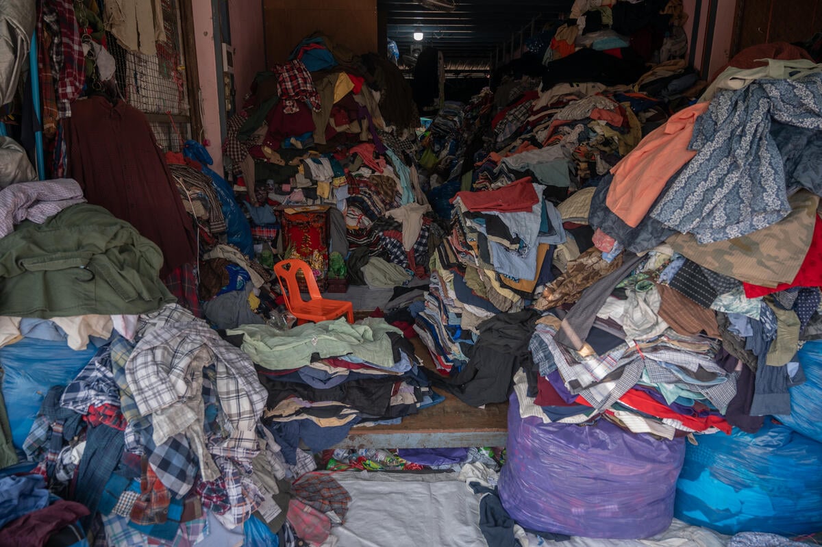 Fast Fashion Dumpsite in Sa Kaeo. © Wason Wanichakorn / Greenpeace