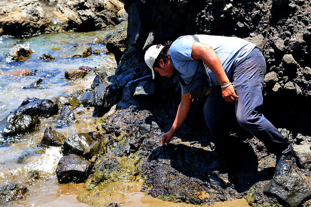 Un habitante de Playa Peña Hermosa, Veracruz, evidencia restos de combustible en las rocas a pie de playa/ Jorge Serratos- Greenpeace México