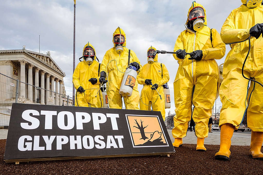 Acción colectiva de Greenpeace en 2017 en Viena, frente al Parlamento austriaco,  para exigir la prohibición nacional del glifosato. © Greenpeace / Mitja Kobal. 