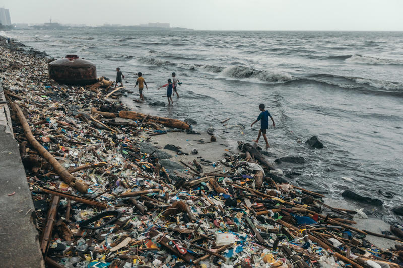 El consumismo está directamente relacionado con el aumento acelerado de mercancías desechables. Entre ellos los plásticos, que ya han contaminado toda la Tierra. © Jilson Tiu / Greenpeace.