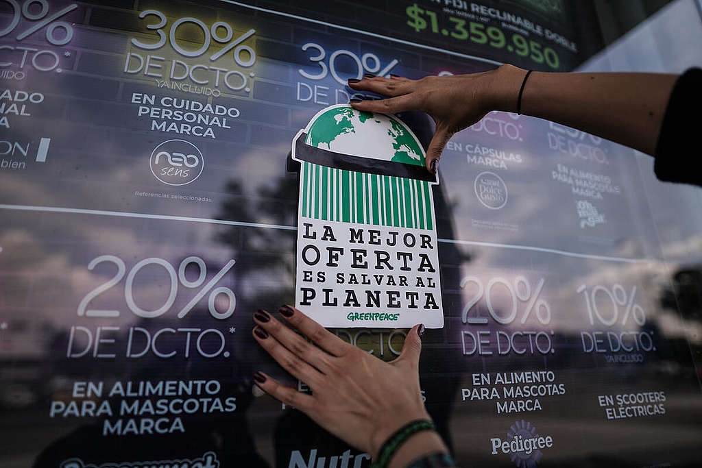 Las fiestas decembrinas y el fin de año son excelentes temporadas para que el consumo se dispare y las ofertas pululen, pero antes de comprar, reflexiona sobre tus necesidades.  © Nathalia Angarita / Greenpeace.